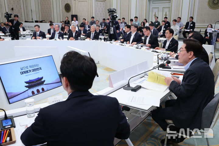 [서울=뉴시스] 김진아 기자 = 이재명 대통령이 4일 청와대 영빈관에서 열린 산업부, 지재처, 기후부, 원안위 등에 대한 부처 업무보고에서 발언을 하고 있다.(청와대통신사진기자단) 2026.08.04. bluesoda@newsis.com