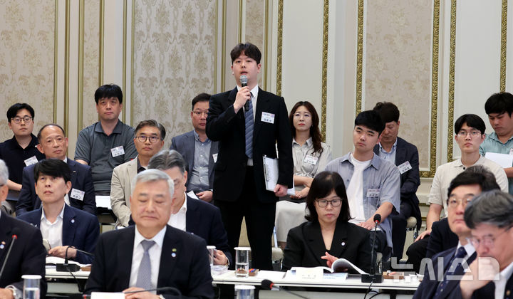 [서울=뉴시스] 김진아 기자 = 국민참여단 이윤석 씨가 4일 청와대 영빈관에서 열린 산업부, 지재처, 기후부, 원안위 등에 대한 부처 업무보고에서 발언을 하고 있다. (청와대통신사진기자단) 2026.08.04. bluesoda@newsis.com