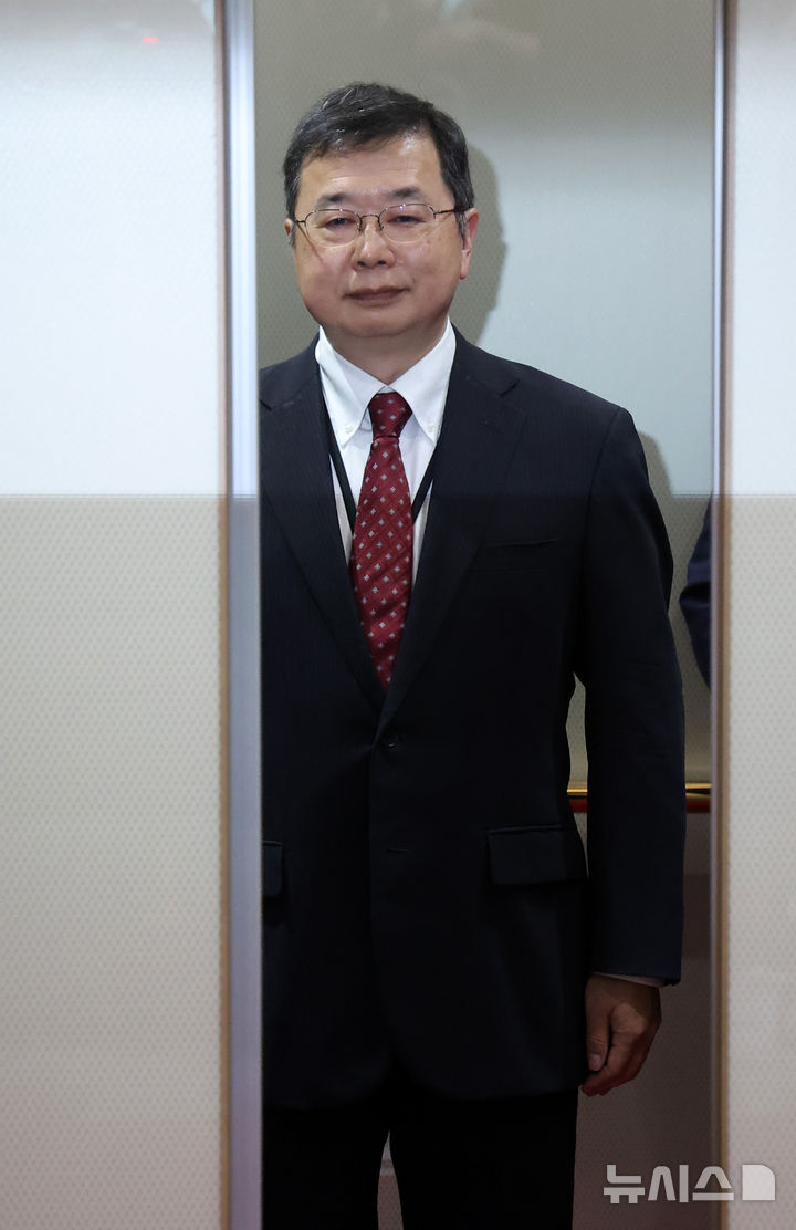 [서울=뉴시스] 김선웅 기자 = 추조 가즈오 주한 일본대사관 총괄공사가 일본 방위백서 독도 영유권 주장과 관련해 4일 서울 종로구 외교부로 초치되고 있다. 2026.08.04. mangusta@newsis.com