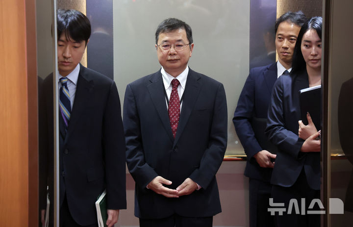 [서울=뉴시스] 김선웅 기자 = 추조 가즈오 주한 일본대사관 총괄공사가 일본 방위백서 독도 영유권 주장과 관련해 4일 서울 종로구 외교부로 초치되고 있다. 2026.08.04. mangusta@newsis.com