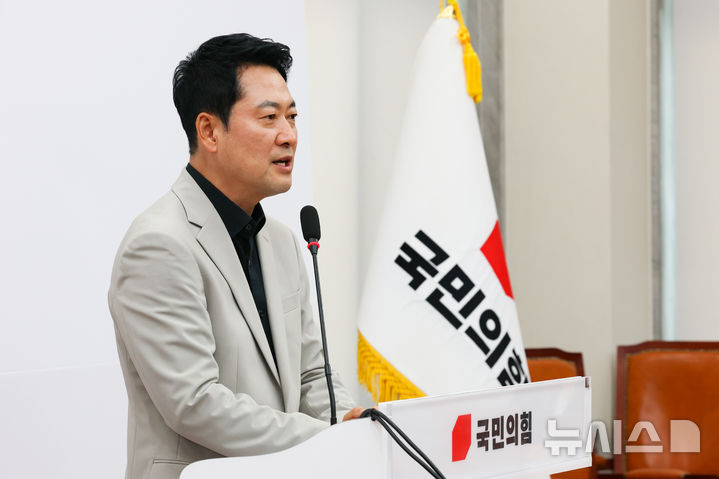 [서울=뉴시스] 김근수 기자 = 장동혁 국민의힘 당 대표가 4일 오후 서울 여의도 국회에서 정부의 2026년 세제 개편안과 관련해 기자회견을 하고 있다. 2026.08.04. ks@newsis.com