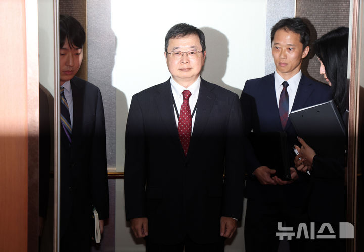 [서울=뉴시스] 김선웅 기자 = 추조 가즈오 주한 일본대사관 총괄공사가 일본 방위백서 독도 영유권 주장과 관련해 4일 서울 종로구 외교부로 초치되고 있다. 2026.08.04. mangusta@newsis.com