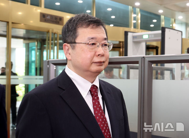 [서울=뉴시스] 김선웅 기자 = 추조 가즈오 주한 일본대사관 총괄공사가 일본 방위백서 독도 영유권 주장과 관련해 4일 서울 종로구 외교부로 초치되고 있다. 2026.08.04. mangusta@newsis.com