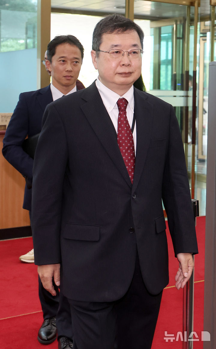 [서울=뉴시스] 김선웅 기자 = 추조 가즈오 주한 일본대사관 총괄공사가 일본 방위백서 독도 영유권 주장과 관련해 4일 서울 종로구 외교부로 초치되고 있다. 2026.08.04. mangusta@newsis.com
