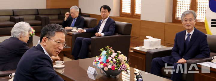 [서울=뉴시스] 박주성 기자 = 조희대 대법원장이 지난 4일 오후 서울 서초구 대법원에서 정성호 법무부 장관, 이흥구 대법관 후임 대법관후보추천위원회 박은정 위원장 등 위원들과 이야기를 나누고 있다. 2026.08.25. park7691@newsis.com