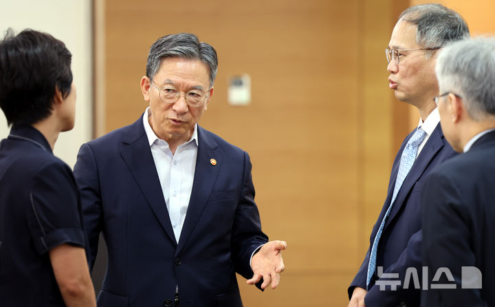 [서울=뉴시스] 박주성 기자 = 정성호 법무부 장관이 4일 오후 서울 서초구 대법원에서 열린 대법관후보추천위원회 회의에 참석해 위원들과 이야기를 나누고 있다. 2026.08.04. park7691@newsis.com