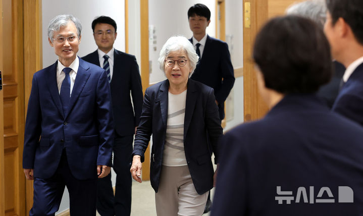 [서울=뉴시스] 박주성 기자 = 조희대 대법원장이 4일 오후 서울 서초구 대법원에서 열린 대법관후보추천위원회 회의에 앞서 박은정 위원장과 접견장으로 입장하고 있다. 조 대법원장은 회의에 참석하지 않는다. 2026.08.04. park7691@newsis.com