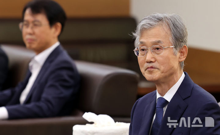 [서울=뉴시스] 박주성 기자 = 조희대 대법원장이 4일 오후 서울 서초구 대법원에서 정성호 법무부 장관, 대법관후보추천위원회 박은정 위원장 등 위원들과 이야기를 나누고 있다. 2026.08.04. park7691@newsis.com