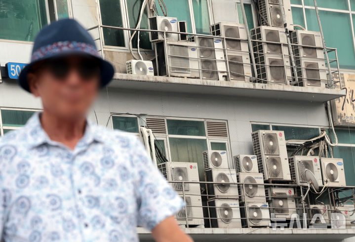 [인천=뉴시스] 전진환 기자 = 수도권에 폭염중대경보가 발령된 4일 인천 시내 한 상가 건물 외벽에 설치된 에어컨 실외기들이 열기를 뿜어내며 쉴 새 없이 돌아가고 있다. 2026.08.04. amin2@newsis.com