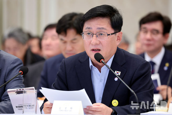 [서울=뉴시스] 김진아 기자 = 김성환 기후에너지환경부 장관이 4일 청와대 영빈관에서 열린 산업부, 지재처, 기후부, 원안위 등에 대한 부처 업무보고에서 보고를 하고 있다.(청와대통신사진기자단) 2026.08.04. bluesoda@newsis.com