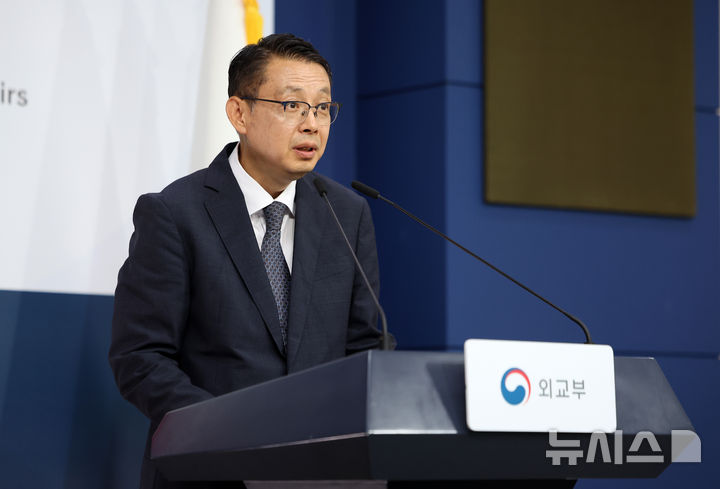 [서울=뉴시스] 김선웅 기자 = 박두순 외교부 대변인이 4일 서울 종로구 외교부에서 정례 브리핑을 하고 있다. 2026.08.04. mangusta@newsis.com