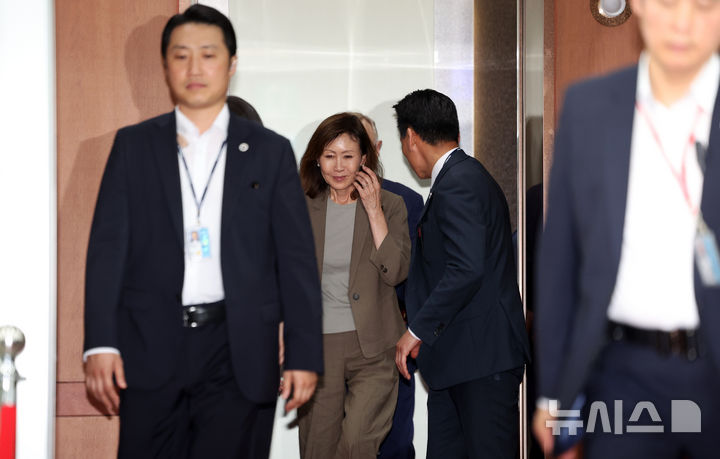 [서울=뉴시스] 김선웅 기자 = 미셸 스틸 신임 주한 미국 대사가 4일 서울 종로구 외교부에서 조현 외교부 장관과 접견을 마친 뒤 퇴청하고 있다. 2026.08.04. mangusta@newsis.com