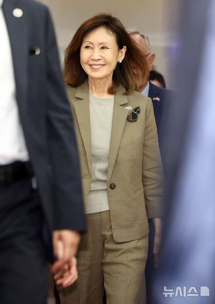 [서울=뉴시스] 김선웅 기자 = 미셸 스틸 신임 주한 미국 대사가 4일 서울 종로구 외교부에서 조현 외교부 장관과 접견을 마친 뒤 퇴청하고 있다. 2026.08.04. mangusta@newsis.com
