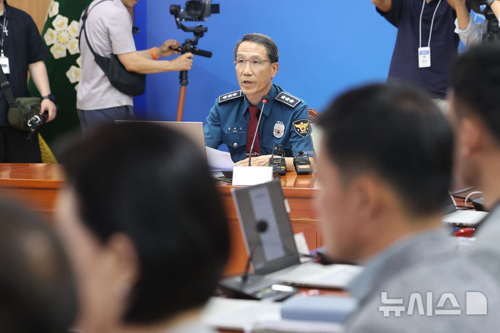 [서울=뉴시스] 권창회 기자 = 유재성 경찰청장 직무대행이 4일 오후 서울 서대문구 경찰청에서 열린 전국 경찰 지휘부 화상회의에서 발언하고 있다. 2026.08.04. kch0523@newsis.com