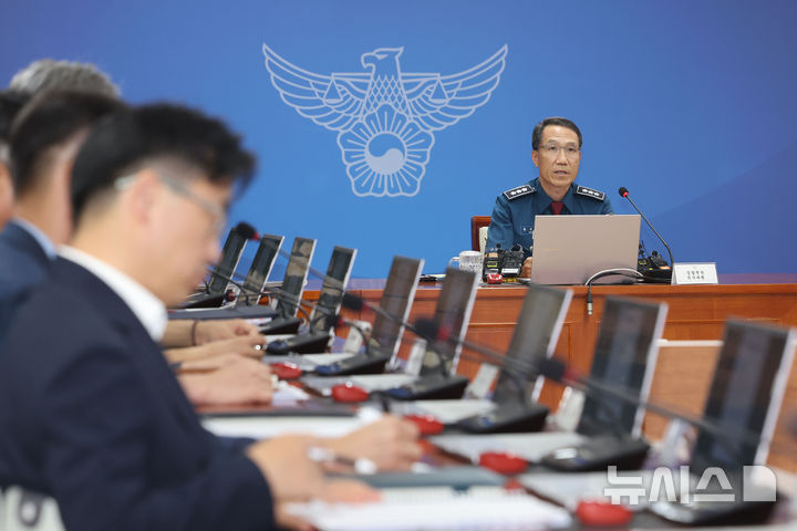 [서울=뉴시스] 권창회 기자 = 유재성 경찰청장 직무대행이 4일 오후 서울 서대문구 경찰청에서 열린 전국 경찰 지휘부 화상회의에서 발언하고 있다. 2026.08.04. kch0523@newsis.com