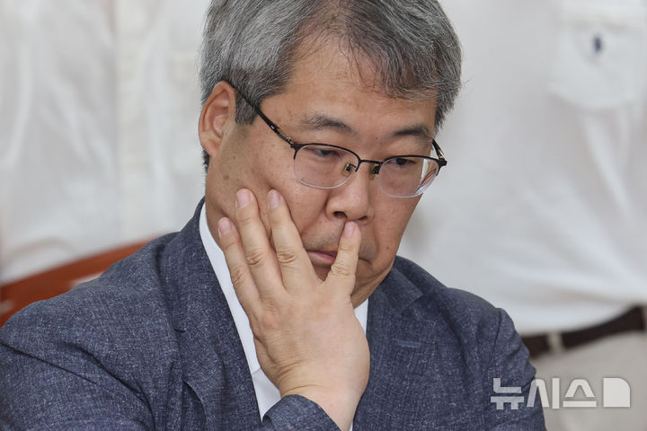 [서울=뉴시스] 권창회 기자 = 홍석기 국가수사본부장이 4일 오후 서울 서대문구 경찰청에서 열린 전국 경찰 지휘부 화상회의에 참석해 생각에 잠겨 있다. 2026.08.04. kch0523@newsis.com