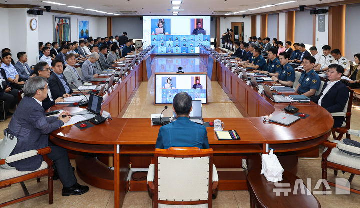 [서울=뉴시스] 권창회 기자 = 유재성 경찰청장 직무대행이 4일 오후 서울 서대문구 경찰청에서 열린 전국 경찰 지휘부 화상회의에서 발언하고 있다. 2026.08.04. kch0523@newsis.com