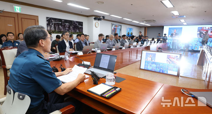 [서울=뉴시스] 권창회 기자 = 유재성 경찰청장 직무대행이 4일 오후 서울 서대문구 경찰청에서 열린 전국 경찰 지휘부 화상회의에서 발언하고 있다. 2026.08.04. kch0523@newsis.com