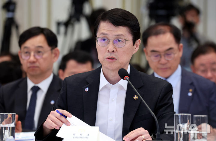 [서울=뉴시스] 김진아 기자 = 최원호 원자력안전위원회 위원장이 4일 청와대 영빈관에서 열린 산업부, 지재처, 기후부, 원안위 등에 대한 부처 업무보고에서 보고를 하고 있다.(청와대통신사진기자단) 2026.08.04. bluesoda@newsis.com