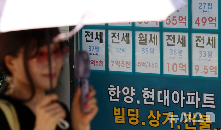 [서울=뉴시스] 홍효식 기자 = 정부가 발표한 부동산 세제 개편안과 관련해 전월세 대란이 악화될 것이란 우려가 제기되는 가운데 4일 서울 강남구의 한 부동산에 매물 정보가 게시되어 있다. 2026.08.04. yesphoto@newsis.com