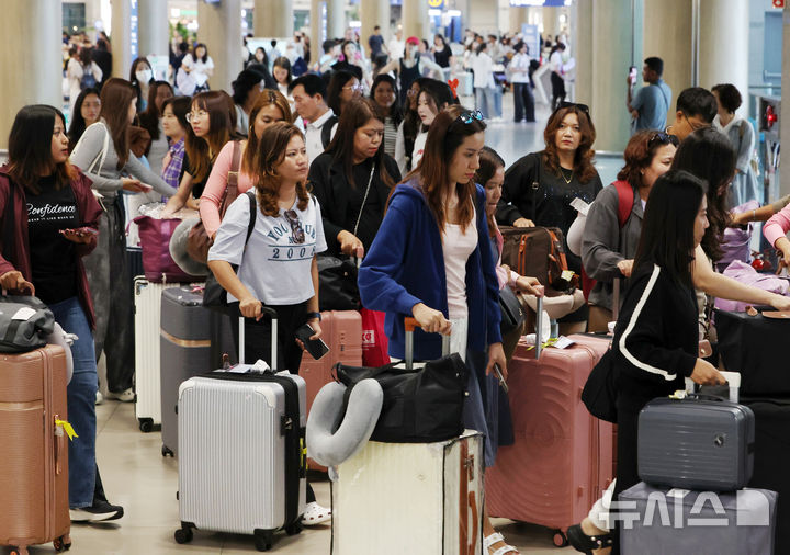 [인천공항=뉴시스] 김명년 기자 = 인천국제공항 제1여객터미널 입국장에서 외국인 관광객들이 이동하고 있다. 2026.08.04. kmn@newsis.com