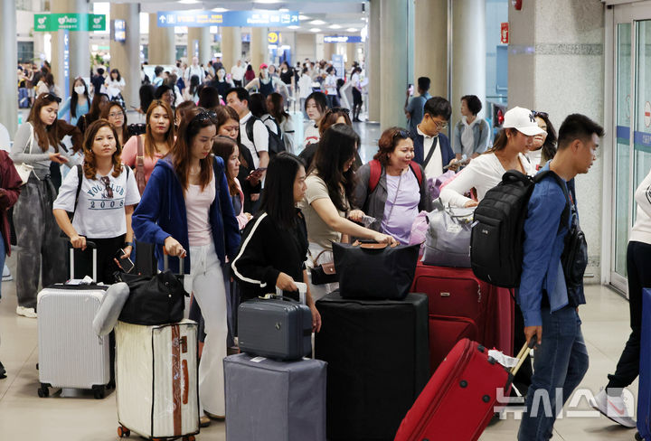[인천공항=뉴시스] 김명년 기자 = 8월4일 오후 인천국제공항 제1여객터미널 입국장에서 외국인 관광객들이 이동하고 있다. 2026.08.04. kmn@newsis.com
