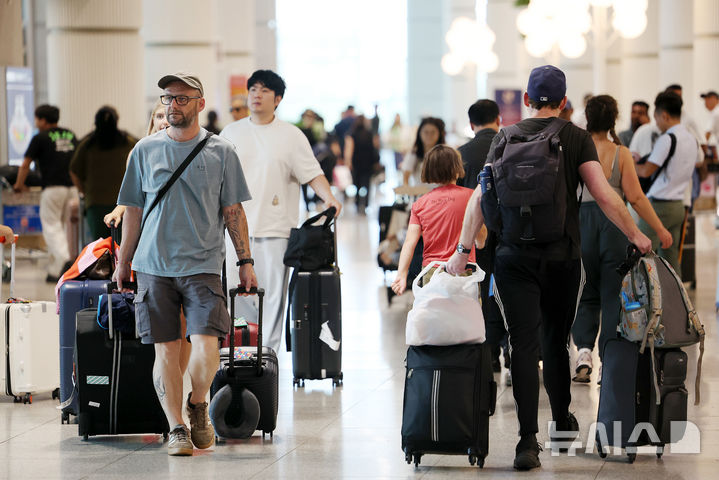 [인천공항=뉴시스] 김명년 기자 = 4일 오후 인천국제공항 제1여객터미널 입국장에서 외국인 관광객들이 이동하고 있다. 2026.08.04. kmn@newsis.com