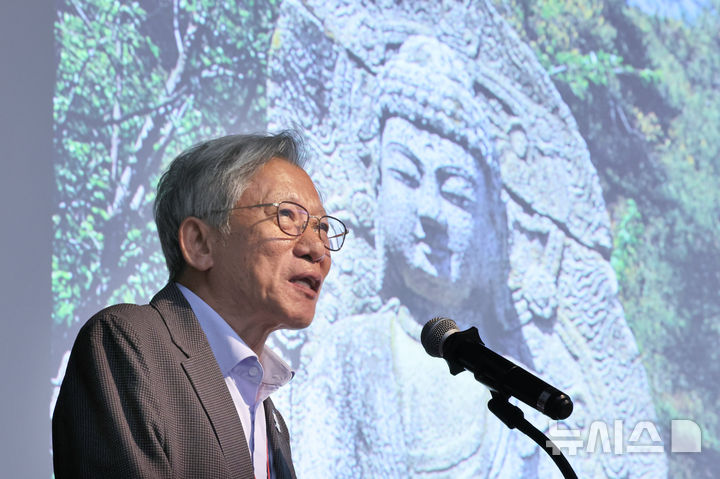 [서울=뉴시스] 김금보 기자 = 유홍준 국립중앙박물관장이 4일 오후 서울 용산구 국립중앙박물관에서 열린 <어메이징 타일랜드: 태국미술명품전> 연계 강연회 “태국미술의 아름다움”에서 ‘불상을 보는 눈 내가 만난 세계 유명 불상조각 답사기’를 주제로 강연하고 있다. 2026.08.04. kgb@newsis.com