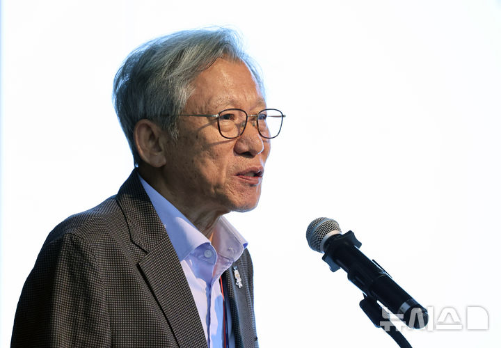 [서울=뉴시스] 김금보 기자 = 유홍준 국립중앙박물관장이 4일 오후 서울 용산구 국립중앙박물관에서 열린 <어메이징 타일랜드: 태국미술명품전> 연계 강연회 “태국미술의 아름다움”에서 ‘불상을 보는 눈 내가 만난 세계 유명 불상조각 답사기’를 주제로 강연하고 있다. 2026.08.04. kgb@newsis.com