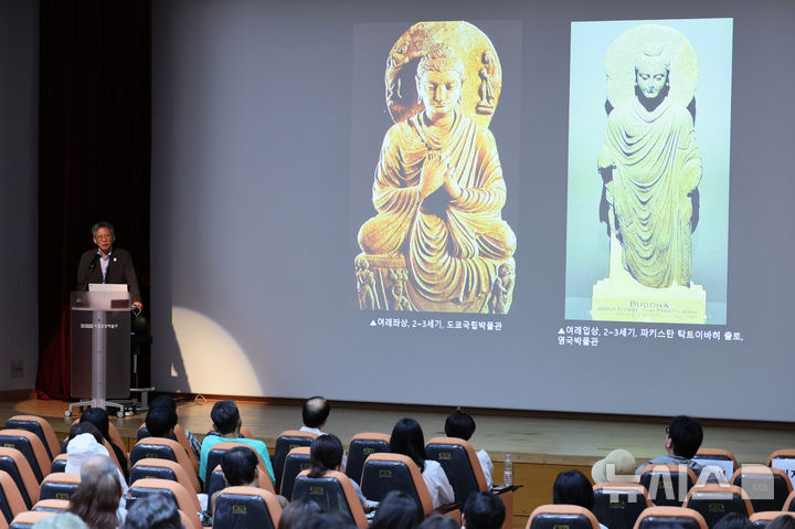 [서울=뉴시스] 김금보 기자 = 유홍준 국립중앙박물관장이 4일 오후 서울 용산구 국립중앙박물관에서 열린 <어메이징 타일랜드: 태국미술명품전> 연계 강연회 “태국미술의 아름다움”에서 ‘불상을 보는 눈 내가 만난 세계 유명 불상조각 답사기’를 주제로 강연하고 있다. 2026.08.04. kgb@newsis.com