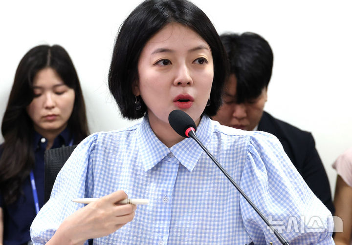 [서울=뉴시스] 고범준 기자 = 배현진 국민의힘 의원이 4일 서울 여의도 국회 의원회관에서 열린 '보완수사 금지, 지옥문이 열렸다' 긴급 간담회에서 발언하고 있다. (공동취재) 2026.08.04. photo@newsis.com