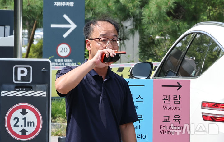 [서울=뉴시스] 김금보 기자 = 박광순 국립중앙박물관 행정지원과 주차관리팀 반장이 4일 서울 용산구 국립중앙박물관에서 주차관리를 하고 있다. 2026.08.04. kgb@newsis.com