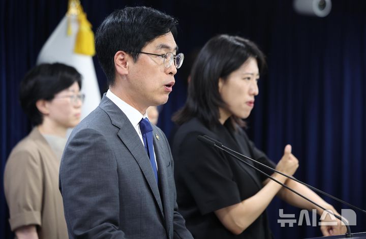 [서울=뉴시스] 김선웅 기자 = 김민재 행정안전부 차관이 4일 서울 종로구 정부서울청사에서 중대범죄수사청(중수청) 개청 관련 브리핑을 하고 있다. 2026.08.04. mangusta@newsis.com