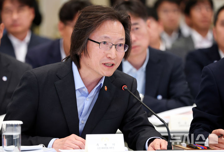 [서울=뉴시스] 김진아 기자= 주병기 공정거래위원장이 4일 청와대 영빈관에서 열린 고용노동부, 중기부, 공정위에 대한 부처 업무보고에서 발언하고 있다.(청와대통신사진기자단) 2026.08.04. bluesoda@newsis.com