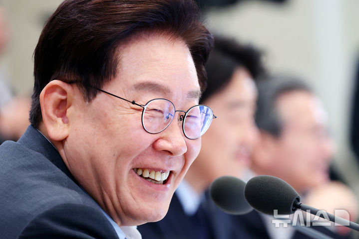 [서울=뉴시스] 김진아 기자= 이재명 대통령이 4일 청와대 영빈관에서 열린 고용노동부, 중기부, 공정위에 대한 부처 업무보고에서 발언 중 웃음을 터뜨리고 있다.(청와대통신사진기자단) 2026.08.04. bluesoda@newsis.com