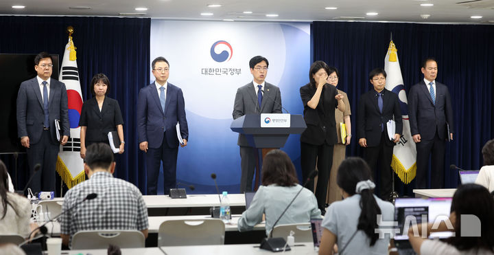[서울=뉴시스] 김선웅 기자 = 김민재 행정안전부 차관이 4일 서울 종로구 정부서울청사에서 중대범죄수사청(중수청) 개청 관련 브리핑을 하고 있다. 2026.08.04. mangusta@newsis.com