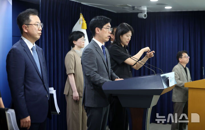 [서울=뉴시스] 김선웅 기자 = 김민재 행정안전부 차관이 4일 서울 종로구 정부서울청사에서 중대범죄수사청(중수청) 개청 관련 브리핑을 하고 있다. 2026.08.04. mangusta@newsis.com