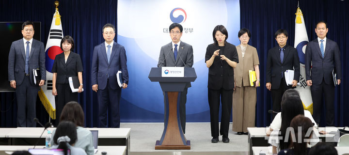 [서울=뉴시스] 김선웅 기자 = 김민재 행정안전부 차관이 4일 서울 종로구 정부서울청사에서 중대범죄수사청(중수청) 개청 관련 브리핑을 하고 있다. 2026.08.04. mangusta@newsis.com