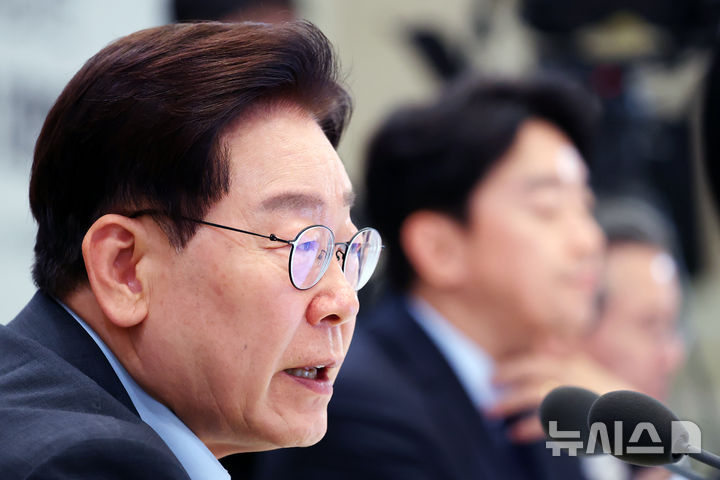 [서울=뉴시스] 김진아 기자= 이재명 대통령이 4일 청와대 영빈관에서 열린 고용노동부, 중기부, 공정위에 대한 부처 업무보고에서 발언하고 있다.(청와대통신사진기자단) 2026.08.04. bluesoda@newsis.com