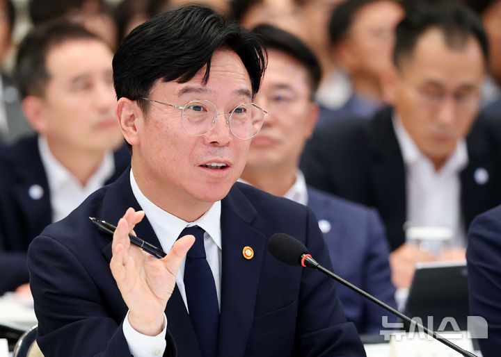 [서울=뉴시스] 김진아 기자= 김영훈 고용노동부 장관이 4일 청와대 영빈관에서 열린 고용노동부, 중기부, 공정위에 대한 부처 업무보고에서 보고를 하고 있다.(청와대통신사진기자단) 2026.08.04. bluesoda@newsis.com
