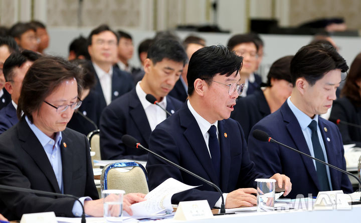 [서울=뉴시스] 김진아 기자= 김영훈 고용노동부 장관이 지난 4일 청와대 영빈관에서 열린 고용노동부, 중기부, 공정위에 대한 부처 업무보고에서 보고를 하고 있다.(청와대통신사진기자단) 2026.08.04. bluesoda@newsis.com
