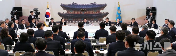 [서울=뉴시스] 김진아 기자= 이재명 대통령이 4일 청와대 영빈관에서 열린 고용노동부, 중기부, 공정위에 대한 부처 업무보고에서 발언하고 있다.(청와대통신사진기자단) 2026.08.04. bluesoda@newsis.com
