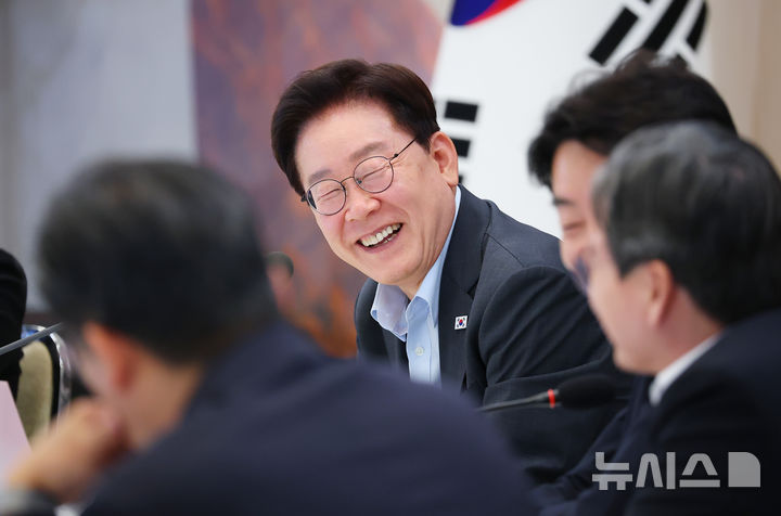 [서울=뉴시스] 김진아 기자= 이재명 대통령이 4일 청와대 영빈관에서 열린 고용노동부, 중기부, 공정위에 대한 부처 업무보고에서 발언 중 웃음을 터뜨리고 있다.(청와대통신사진기자단) 2026.08.04. bluesoda@newsis.com