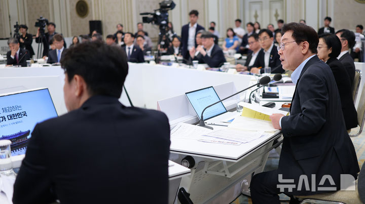 [서울=뉴시스] 김진아 기자= 이재명 대통령이 4일 청와대 영빈관에서 열린 고용노동부, 중기부, 공정위에 대한 부처 업무보고에서 발언하고 있다.(청와대통신사진기자단) 2026.08.04. bluesoda@newsis.com