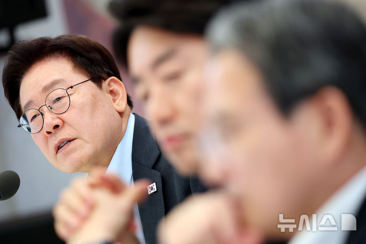 [서울=뉴시스] 김진아 기자= 이재명 대통령이 4일 청와대 영빈관에서 열린 고용노동부, 중기부, 공정위에 대한 부처 업무보고에서 발언하고 있다.(청와대통신사진기자단) 2026.08.04. bluesoda@newsis.com