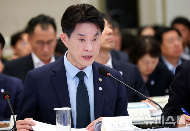 [서울=뉴시스] 김진아 기자= 노용석 중소벤처기업부 1차관이 4일 청와대 영빈관에서 열린 고용노동부, 중기부, 공정위에 대한 부처 업무보고에서 보고를 하고 있다.(청와대통신사진기자단) 2026.08.04. bluesoda@newsis.com