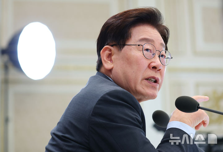 [서울=뉴시스] 김진아 기자= 이재명 대통령이 4일 청와대 영빈관에서 열린 고용노동부, 중기부, 공정위에 대한 부처 업무보고에서 발언하고 있다.(청와대통신사진기자단) 2026.08.04. bluesoda@newsis.com