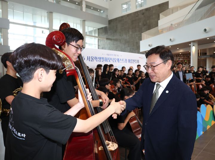[서울=뉴시스] 고승민 기자 = 정근식 서울시교육감이 4일 오후 서울 용산구 서울시교육청에서 열린 '2026 서울학생필하모닉오케스트라 여름연주회'에 참석해 학생들을 격려하고 있다. 이번 연주회는 창단 10주년을 맞은 서울학생필하모닉오케스트라의 성장을 함께 나누고 신청사 개청을 축하하는 무대로 마련됐다. (사진=서울시교육청 제공) 2026.08.04. photo@newsis.com *재판매 및 DB 금지