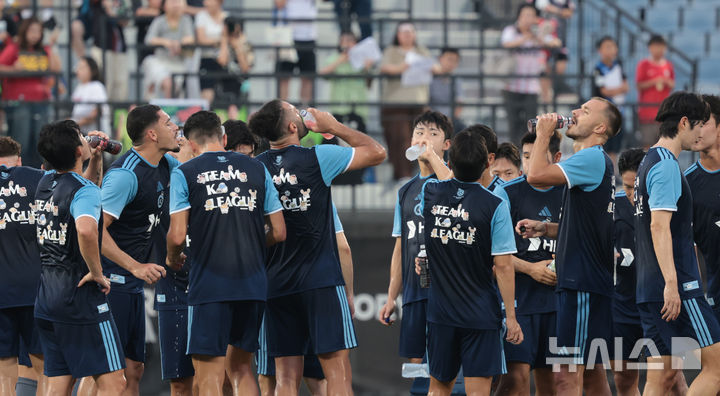 [부천=뉴시스] 전진환 기자 = 4일 오후 부천 원미구 부천종합운동장에서 실시된 ‘2026 쿠팡플레이 시리즈’에 출전하는 팀 K리그 오픈트레이닝에서 선수들이 훈련 중 물을 마시고 있다. 2026.08.04. amin2@newsis.com
