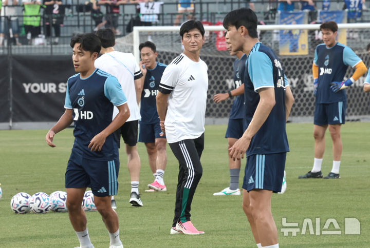 [부천=뉴시스] 전진환 기자 = 4일 오후 부천 원미구 부천종합운동장에서 실시된 ‘2026 쿠팡플레이 시리즈’에 출전하는 팀 K리그 오픈트레이닝에서 정정용 감독이 선수들을 지켜보고 있다. 2026.08.04. amin2@newsis.com